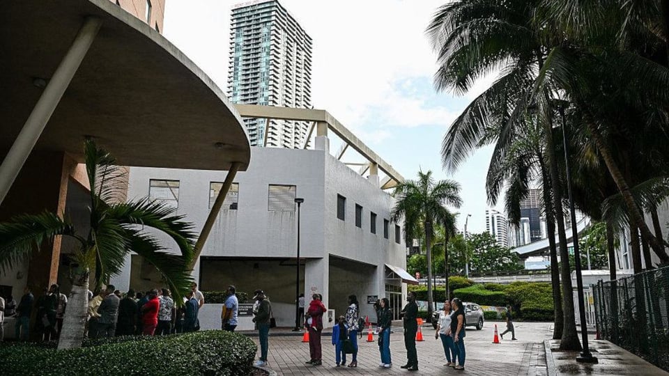 Filas Largas en la Corte de Inmigración de Miami por Cambio en Audiencias