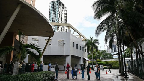 Filas Largas en la Corte de Inmigración de Miami por Cambio en Audiencias