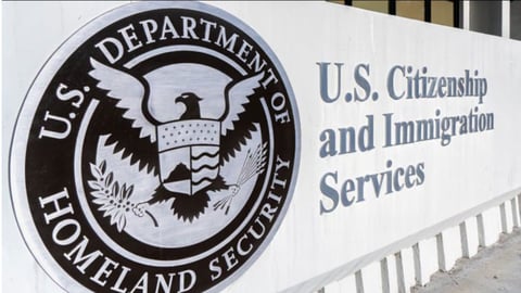 EE.UU. elimina tarifas para migrantes en casos de separación familiar