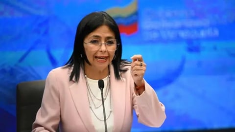 Dudas en Washington: La lealtad de la presidenta interina de Venezuela bajo el ojo de EE. UU.