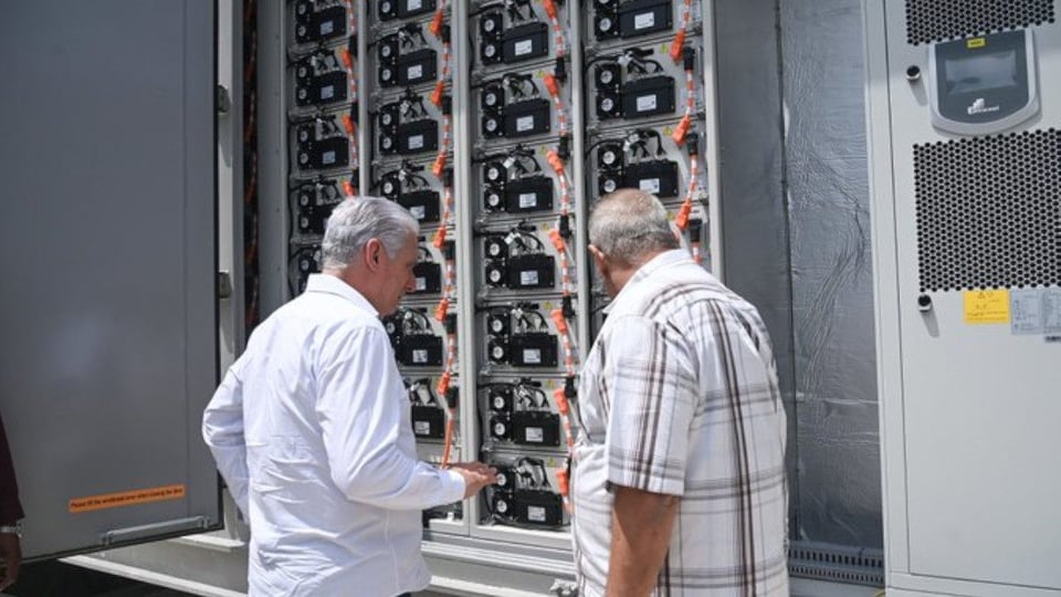 ¿Y tú supiste? ¡Cuba se pone las pilas con baterías gigantes para que no se vaya la luz!