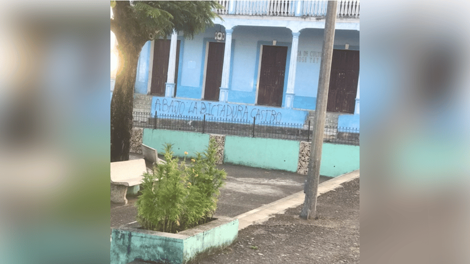 ¿Y tú supiste? ¡En Sagua de Tánamo se plantaron carteles contra los dictadores!