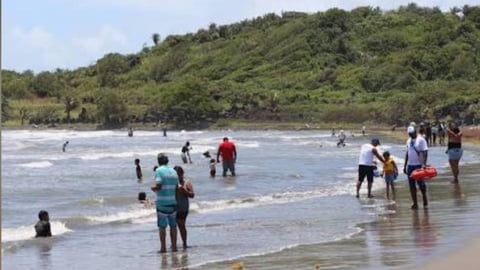 Fuerte Corriente en Chivirico Arrastra a Persona; Cinco Rescatadas