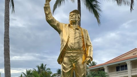 Gigantesca estatua dorada de Trump emerge en Florida: Símbolo de admiración o culto político