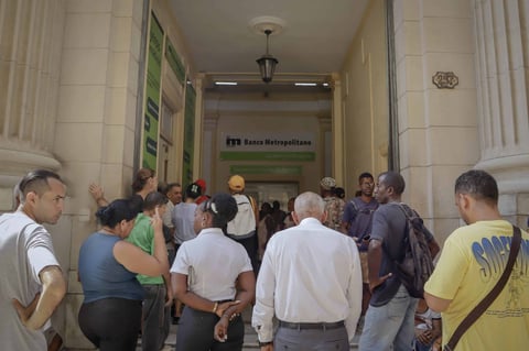¿Palo porque bogas y palo porque no? Españoles en Cuba no pueden cobrar las ayudas de Madrid