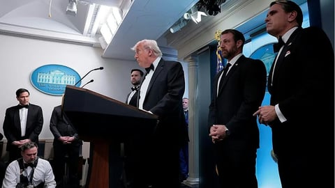 Trump bromea sobre el peligro de ser presidente tras tiroteo