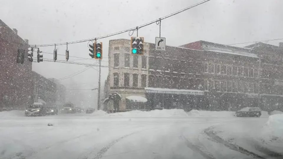 Mega Tormenta de Nieve Causa Caos en el Noreste y Afecta Costas de Florida