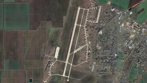 Ucrania golpea base aérea rusa en Crimea; Trump media por la paz