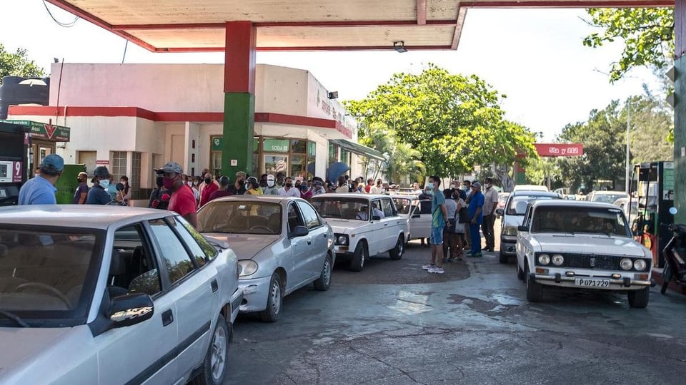 ¿Se acabaron las mangueras? ¡Ahora perforan los tanques de los carros por gasolina en La Habana!