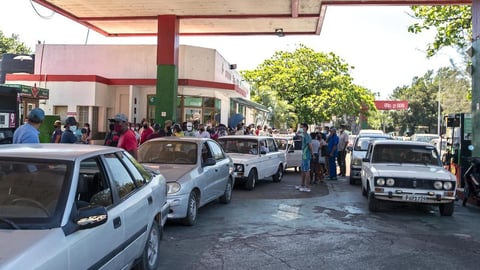 Robo de Gasolina en Cuba: Perforan Tanques de Autos en Nueva Modalidad
