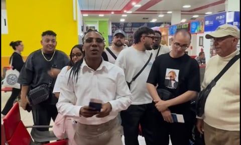 Velito El Bufón: Recién padre y de gira por Europa