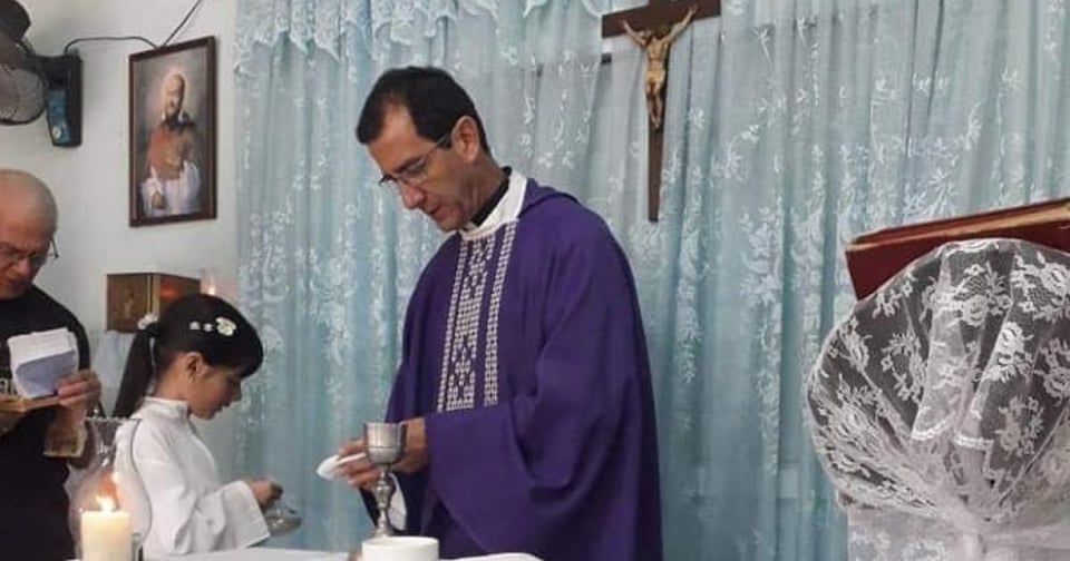 ¡El Padre Guapo Soltó la Lengua en Miami!