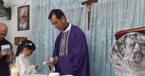 El Padre Alberto Reyes alza su voz desde Miami: misas y denuncias contra el drama cubano