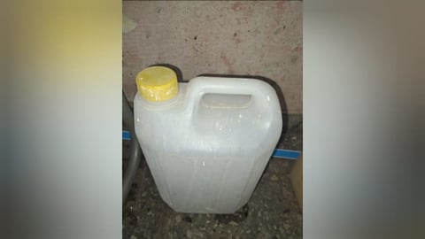 Niñas Lidian con Escasez de Agua en La Habana