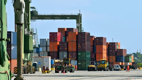 Cuba flexibiliza el comercio exterior para empresas privadas, pero mantiene control estatal
