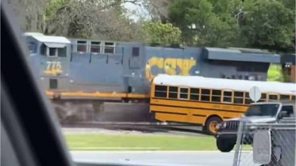 Conductora de Autobús Escolar Enfrenta Cargos por Ignorar Señal Ferroviaria con 29 Niños a Bordo