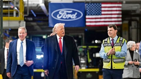 Obrero de Ford Suspendido Tras Confrontar a Trump Recauda Más de $800,000