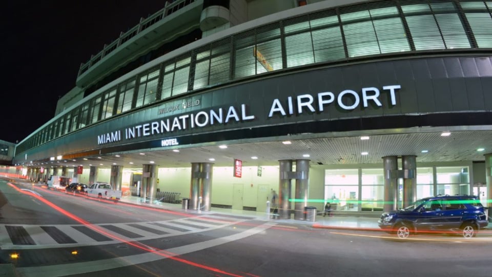 ¿Tus pasajes de Miami pa' Cuba en octubre? ¡Aibrate paso y revisa el vuelo, que hay pista cerrada!