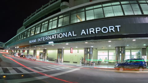 ¿Tus pasajes de Miami pa' Cuba en octubre? ¡Aibrate paso y revisa el vuelo, que hay pista cerrada!