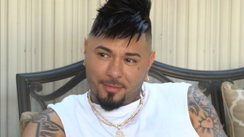 El Chacal Limpia su Casa Tras Concierto y Sorprende a su Esposa