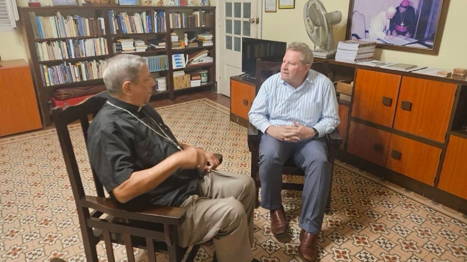 EE.UU. no se raja en Cuba: diplomático sigue con el pueblo a pesar del acoso del régimen