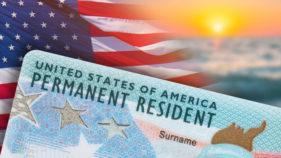 ¿Te quedaste sin Green Card o visa de trabajo rápida? ¡Prepárate pa' la pela, que USCIS subió los precios!