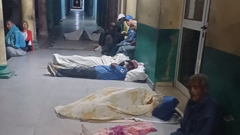 Ancianos en Cuba: La Digna Espera Nocturna por Pensiones Ante la Crisis de Efectivo