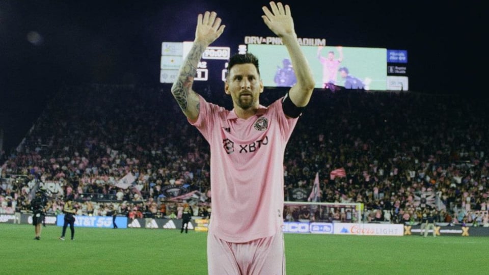¡Messi vuelve a la cancha entre aplausos tras la muerte de su padre!