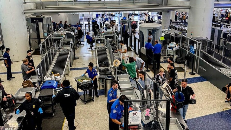 ¡Aeropuertos de EE.UU. se ponen al día! Más tecnología y controles pa' la gente