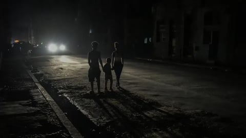 Cuba se alista para un lunes de apagones masivos en medio de su crisis eléctrica