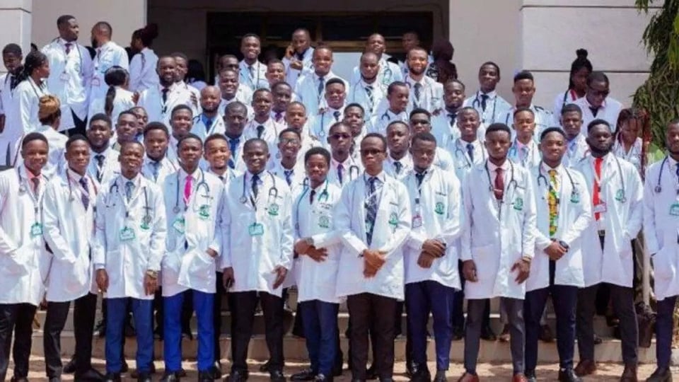 ¡Médicos Gitanos Atrapados en Cuba! Reclaman Regreso y Pagos Adeudados