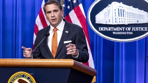 ¡Atrapados! EE.UU. va tras 12 'ciudadanos' por ocultar crímenes de terror y espionaje