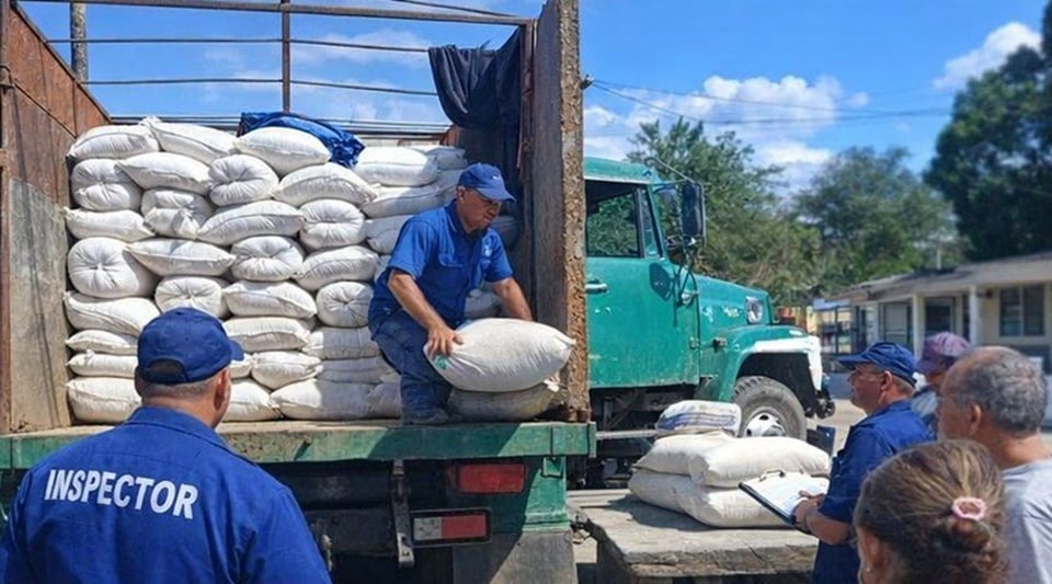 ¡Arroz pa' la calle! Cae camión con 200 quintales y se lo reparten en Céspedes