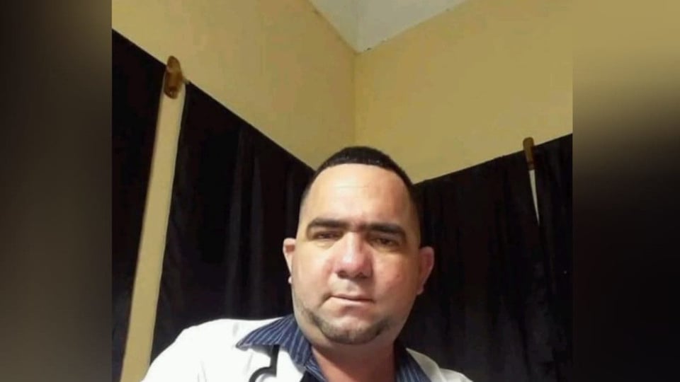 ¿Y a este doctor le pasa lo que a uno? ¡Le meten mano a la cadera y pide calma!