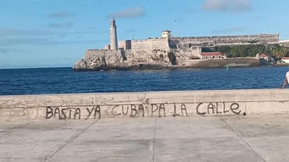 Aparece mensaje de protesta en el icónico Malecón de La Habana