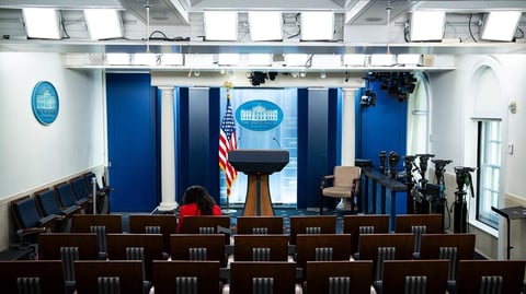 Juez ordena a Trump restablecer el acceso de la prensa a la Casa Blanca
