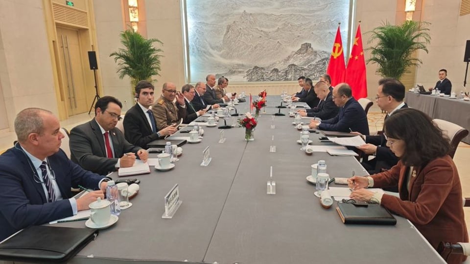 ¡Ay, mi madre! Cuba con la mano estirada: ¿Quién le presta un caldero de arroz?