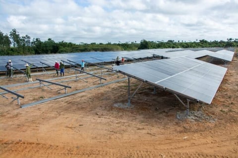 Nuevos Parques Solares Iluminan Cuba, Pero los Apagones No Ceden