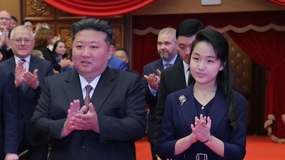 ¡Kim Jong Un se pone el casco de constructor y reparte casas a los caídos... en Ucrania!