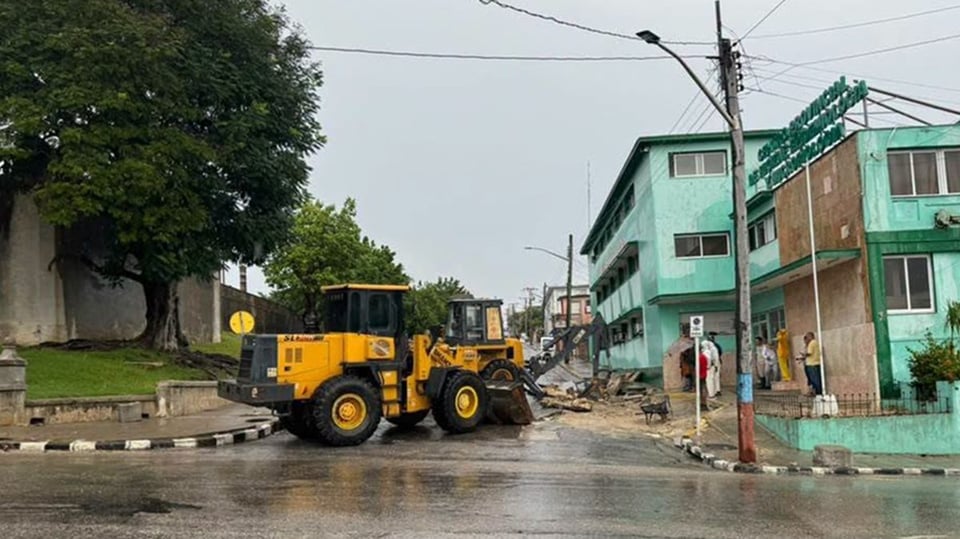 Lluvias Torrenciales Causan Derrumbe y Daños en Calle de Matanzas