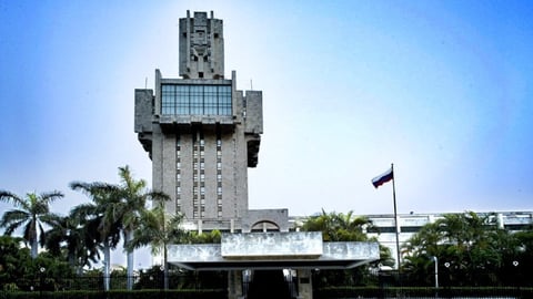 ¿En Dólares y en Efectivo? La Embajada Rusa en La Habana se Pone Picúa con las Tarifas Consulares