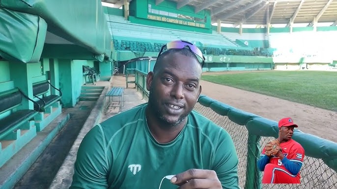 Estrella del Béisbol Cubano Erly Casanova Pide su Baja Tras Sanción