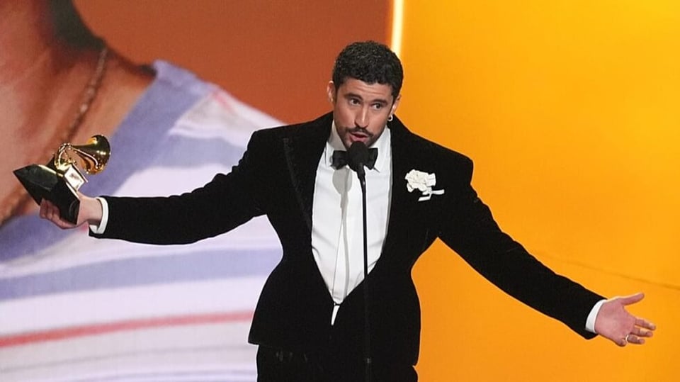 Bad Bunny usa los Grammy para decir “Fuera ICE” y defender a los migrantes