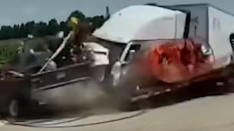 Accidente en Iowa: Camioneta Ignora Alto y Choca Contra Tráiler, Deja Tres Lesionados
