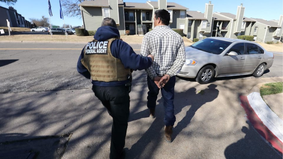 ¿¡4,170 Presos en Texas y el 40% Limpios!? La Operación Lone Star Mueve la Colita del Bochinche Migratorio