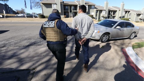 ¿¡4,170 Presos en Texas y el 40% Limpios!? La Operación Lone Star Mueve la Colita del Bochinche Migratorio