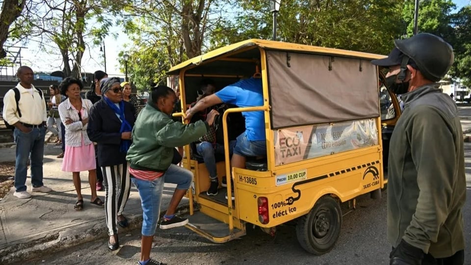 El transporte en Cuba colapsa: solo queda el 10% de los servicios y la gente no tiene cómo moverse