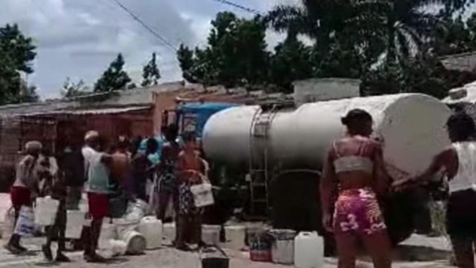 ¿Qué Vaina con el Agua? ¡Cubanos se Dan de Tragones por un Chorro!