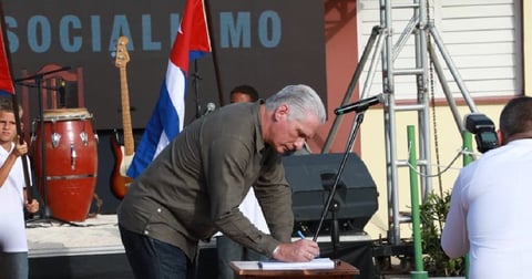 Cuba: Campaña Oficialista 'Mi Firma por la Patria' Enfrenta Acusaciones de Presión Laboral