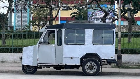 Triciclo Artesanal "La Perrona" Ofrece Solución de Transporte en Holguín